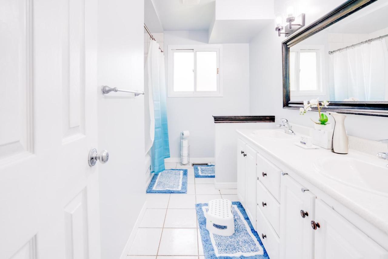 פיקרינג Furnished Family Home Near Toronto - Great Location Game Room - Backyard - Parking & Self Checkin מראה חיצוני תמונה